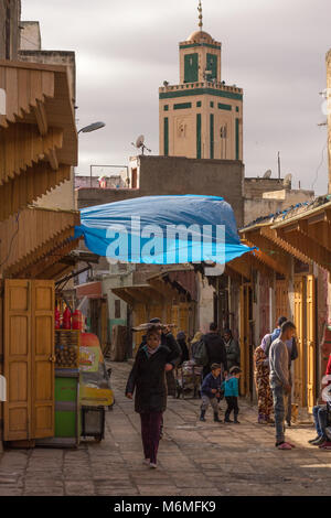 Une scène de rue dans le quartier Moulay Abdallah de Fès el-Jedid, Fes, Maroc, montrant la mosquée dans l'arrière-plan Banque D'Images