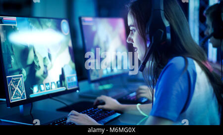 Gamer Girl professionnelle joue dans MMORPG/ Jeu Vidéo sur son ordinateur. Elle a participé à un tournoi en ligne Cyber Games, joue à la maison. Banque D'Images