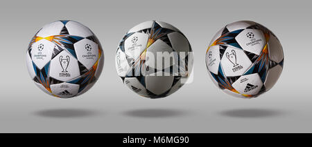 Kiev, Ukraine - 22 Février 2018 : Trois tourner le côté officiel Adidas UEFA Champions League ball sur fond gris Banque D'Images