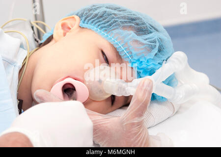 Portrait d'enfant patient recevant la ventilation artificielle à l'hôpital Banque D'Images