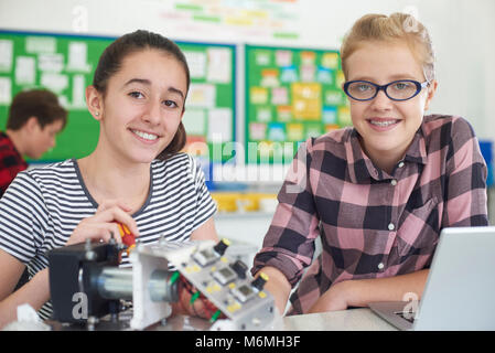 Portrait de femme élèves qui étudient la robotique en Leçon de science Banque D'Images