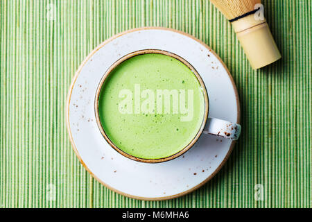 Thé vert matcha latte dans une tasse. Vue d'en haut. Close up. Banque D'Images