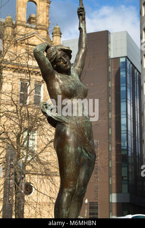 Nymphe bronze statue in Leeds City Square, West Yorkshire, Angleterre, Royaume-Uni. Banque D'Images