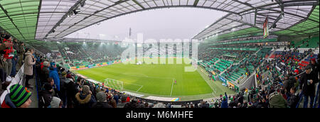 Vue panoramique d'Allianz Stadium à Vienne avant le match de foot contre Sturm Graz Wien rapide sur une chorégraphie de l'accueil des fans. Banque D'Images