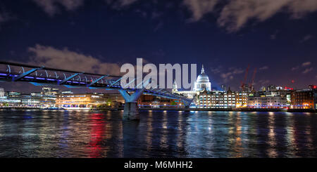 La Cathédrale St Paul , la Tamise et le Millennium Bridge de nuit. La ville de Londres, montrant allumé en bars et restaurants le long de la riverb Banque D'Images