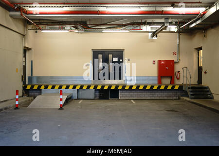 La rampe de chargement d'un immeuble d'affaires avec des équipements de sécurité. Banque D'Images