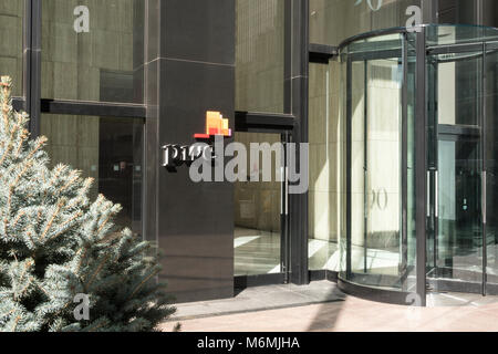 Logo de PWC à l'entrée du bâtiment, NYC, USA Banque D'Images