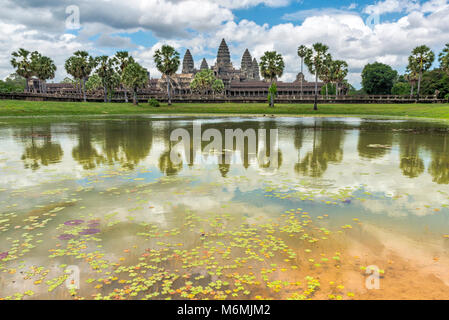 Angkor Wat temple reflète dans l'un des lacs infront du temple Banque D'Images