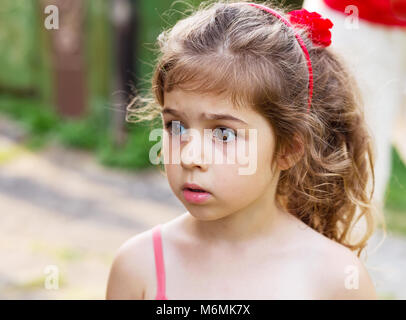 Portrait de belle petite fille à la triste et peur à l'extérieur Banque D'Images