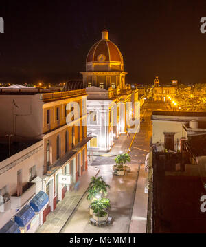 Vue sur le Palacio del Gobierno, et Marti Park à Cienfuegos, Cuba la nuit Banque D'Images