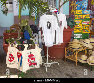 Des marchands de souvenirs, vente de Che Guevarra shirts, chapeaux, licence plaets à Cienfuegos, Cuba Banque D'Images