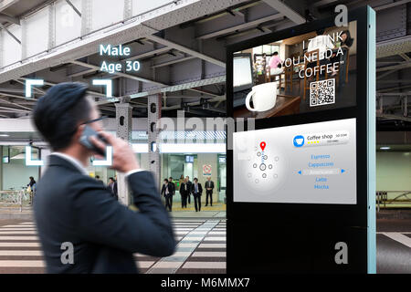 La signalisation numérique intelligent , marketing de la réalité augmentée et la reconnaissance faciale concept. L'intelligence artificielle publicité interactive numérique navi Banque D'Images