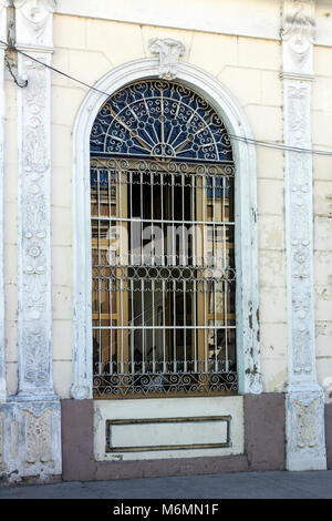 Les portes en fer forgé décoré de Cienfuegos, Cuba Banque D'Images