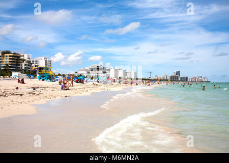 Vue sur Miami South Beach pendant les jours ensoleillés. Petite plage de sable aux vagues que les personnes bénéficiant de l'ensoleillement. Banque D'Images