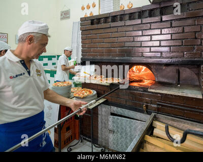 Pizza Chef de l''antica Pizzeria da Michele, Naples, Italie. Banque D'Images