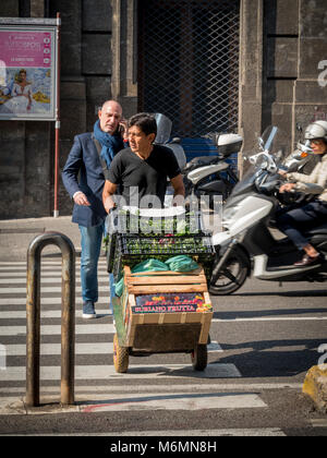 L'homme italien poussant sac panier chargé avec des fruits et légumes à Naples, en Italie. Banque D'Images