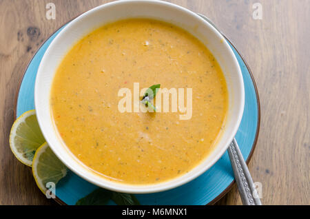 La soupe aux lentilles en plaque blanche sur table. Soupe traditionnelle à base de pomme de terre, huile, oignon, tomate, épices. Vue d'en haut. Banque D'Images