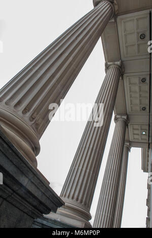 Colonnes corinthiennes ou piliers de l'architecture classique d'un bâtiment de style Grec ou romain sur la rive nord de la Tamise dans le centre de Londres. Ville Banque D'Images