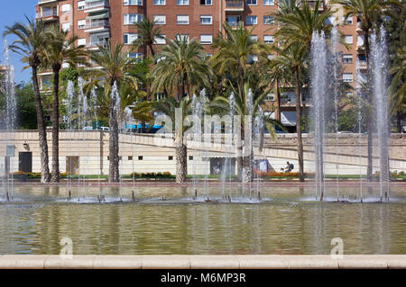 Une fontaine et des arbres dans le Jardin del Turia Parc de la ville de Valence, Espagne Banque D'Images