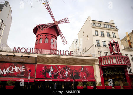 PARIS, FRANCE - 24 janvier 2018 : Avis au Moulin Rouge à Paris, France. La maison d'origine, qui a brûlé en 1915, a été reconstruit en 1921. Banque D'Images