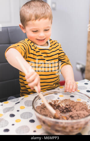 Female brownies au chocolat et de faire un gâchis Banque D'Images