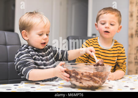 Female brownies au chocolat et de faire un gâchis Banque D'Images