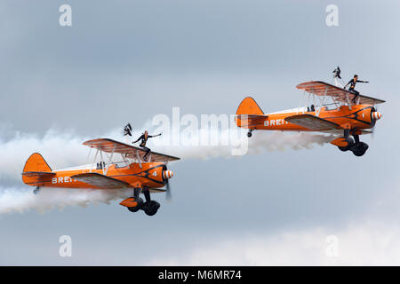 Brietling AeroSuperBatics Wingwalkers formation acrobatique wingwalking team effectuer la démonstration de vol à Farnborough Airshow 2014 Banque D'Images