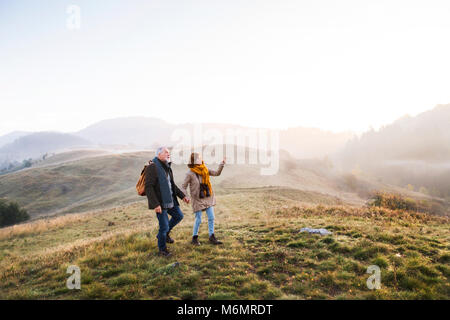 Couple sur une promenade dans une nature d'automne. Banque D'Images