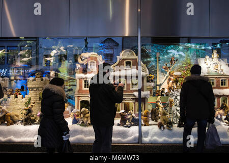 Les personnes à la recherche lors d'une scène d'hiver affichage de Noël dans un grand magasin Galeria Kaufhof. Munich, Bavaria, Germany, Europe Banque D'Images