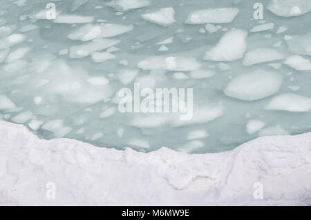Beaucoup de blocs de glace flottent dans la mer de fonte. Le printemps est arrivé Banque D'Images