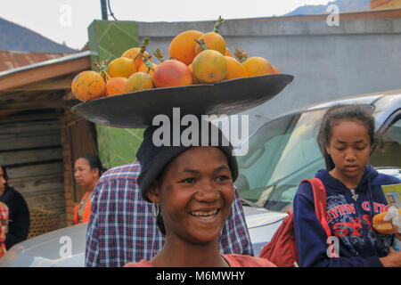 L'Afrique, Madagascar, Portrait de jeune vendeur alimentaire Banque D'Images