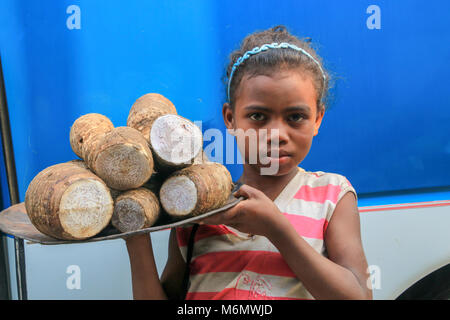 L'Afrique, Madagascar, Portrait de jeune vendeur alimentaire Banque D'Images