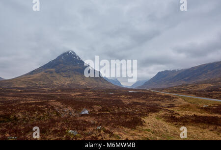 La position dans un ciel couvert de Glen Coe le long de la route principale A82. Le chef de la vallée ou Glen est dominé par les trois pics de Sœur et de crêtes. Banque D'Images