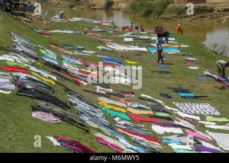 Madagascar, région Analamanga, rivière paysage près d'Antananarivo, les femmes lavent les vêtements dans la rivière Banque D'Images