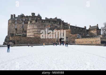 Vue extérieure du Château d'Édimbourg de : Esplanade après de fortes chutes de neige à l'origine château de fermer au public, Ecosse, Royaume-Uni Banque D'Images