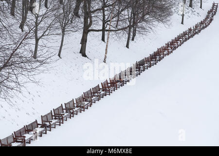 Vue sur les jardins de Princes Street fermé avec rangée de bancs vides après les fortes chutes de neige immaculée de neige à Édimbourg, Écosse, Royaume-Uni Banque D'Images