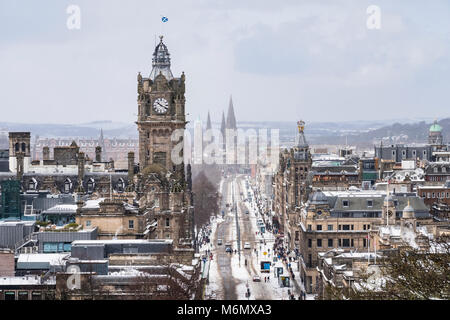 Vue depuis Calton Hill le long de Princes Street vide de trafic après de fortes chutes de neige , Edimbourg, Ecosse, Royaume-Uni Banque D'Images