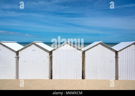 En bois blanc traditionnel des cabines de plage sur la plage de Villers, Normandie, France Banque D'Images