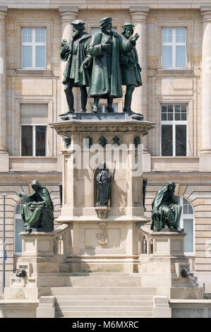 Suis Gutenberg-Denkmal Rossmarkt, Francfort, Hesse, Germany, Europe Banque D'Images