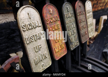 Signal de voie ferrée désaffectée fort levier commande, numérotées et précisant les orientations de la ligne. North Walsham, Norfolk, Royaume-Uni. Banque D'Images