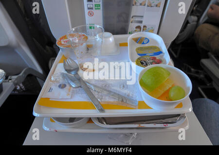 Petit-déjeuner servi au cours d'un vol Lufthansa de Tel Aviv à Francfort Banque D'Images