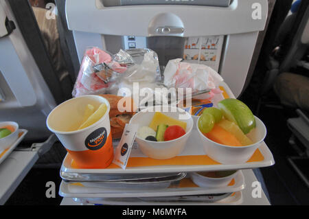 Petit-déjeuner servi au cours d'un vol Lufthansa de Tel Aviv à Francfort Banque D'Images