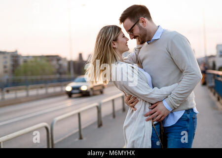 Couple kissing dating sur bridge Banque D'Images