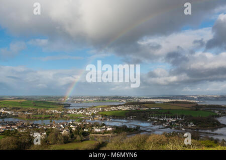 Arc-en-ciel sur l'estuaire et Tamar à Millbrook vers Torpes et le Royal Albert Bridge et le pont Tamar Banque D'Images