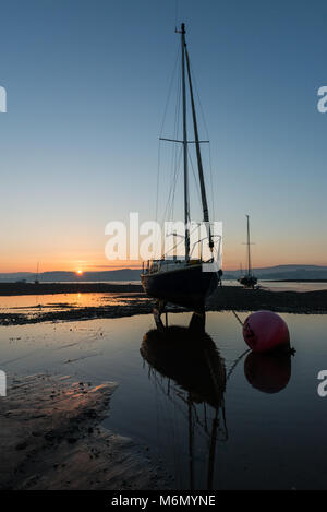 Coucher du soleil à shelly beach à l'Exe estuaire, sur les bateaux et réflexions Banque D'Images