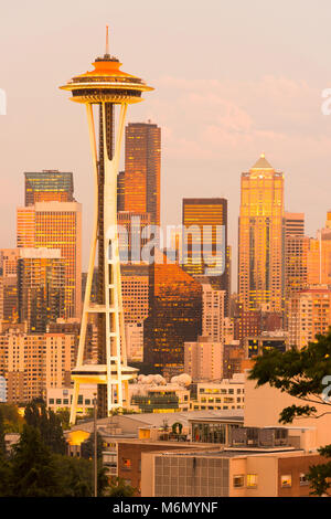 Seattle, Washington, United States - Space Needle et les toits de bâtiments du centre-ville au coucher du soleil Banque D'Images