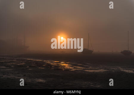 Misty le coucher du soleil à shelly beach à l'Exe estuaire, sur les bateaux Banque D'Images