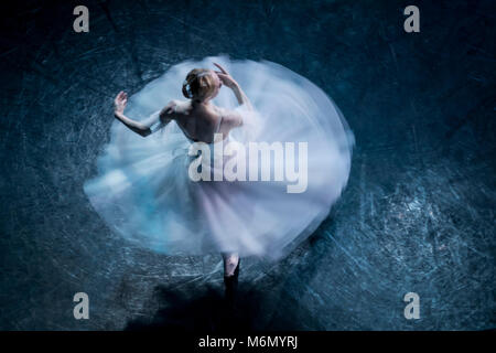 Une danseuse étoile dans la scène du ballet classique 'Giselle' Banque D'Images