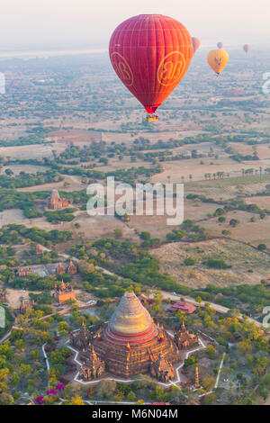 Montgolfières survolant des temples à Bagan à l'aube, le Myanmar (Birmanie), l'Asie en février - Dhama-yar-Zi-ka (cinq pagode recto verso) Banque D'Images