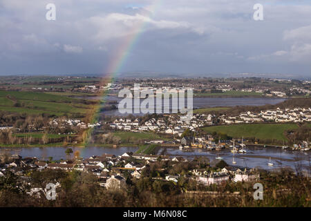 Arc-en-ciel sur l'estuaire et Tamar à Millbrook vers Torpes et le Royal Albert Bridge et le pont Tamar Banque D'Images